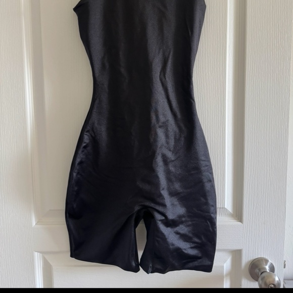 SKIMS ALL IN ONE SHINE MOCK NECK MID THIGH ONESIE ROMPER ONYX XS - Picture 4 of 5